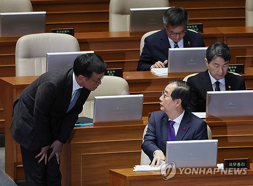 한덕수 국무총리가 13일 오후 국회 본회의에서 열린 '윤석열 대통령 위헌적 비상계엄 선포 내란행위 관련 긴급현안질문'에 참석해 최상목 부총리 겸 기획재정부 장관과 대화하고 있다.<연합뉴스>